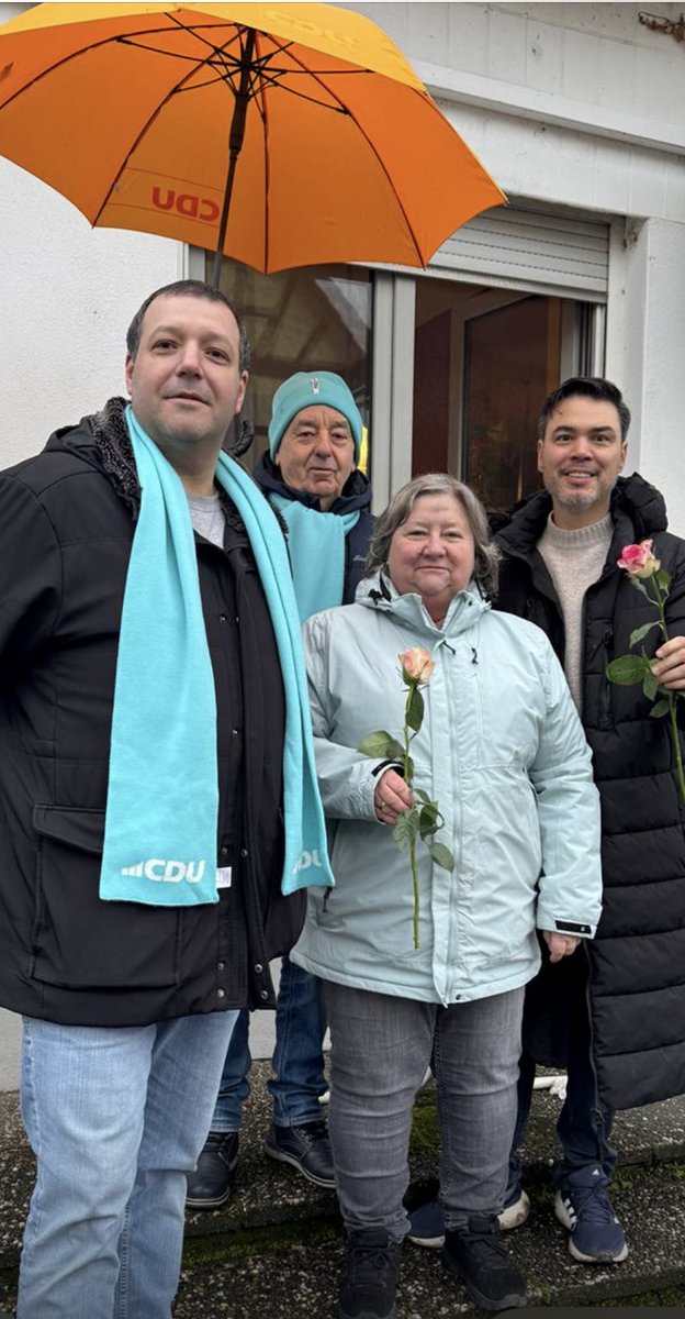 Wahre Liebe zu #Nidderau kennt kein schlechtes Wetter! 🌹☔️

Pünktlich zum #Valentinstag war unser Team dick eingepackt &amp; mit Schirm unterwegs, um kleine Aufmerksamkeiten zu verteilen.

Ein herzlicher Gruß von Eurer CDU! ❤️🦁

#CDUNidderau #MKK #Hessen #Valentinstag2026