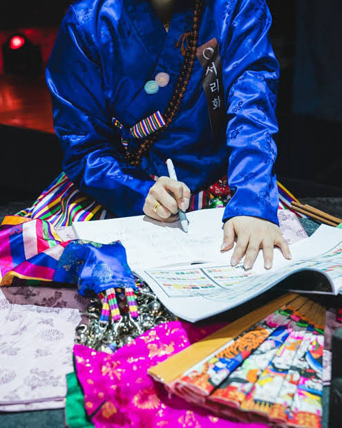 มีคำถามถึงคำว่า “지기” (จีกี) ที่ถูกแปลแบบทับศัพท์ออกมาแล้วไม่ได้อธิบายมากมาย ผมจะให้ความหมายเพิ่มเพื่อให้ดูรายการได้อย่างมีอรรถรสมากขึ้นนะครับ 

คำนี้คือหัวใจของความเชื่อร่างทรงเกาหลี ในระบบมูซก (무속)

จีกี “지기” คือความรู้สึกบางอย่างที่เกิดกับร่างกายโดยฉับพลัน

ไม่ใช่อารมณ์