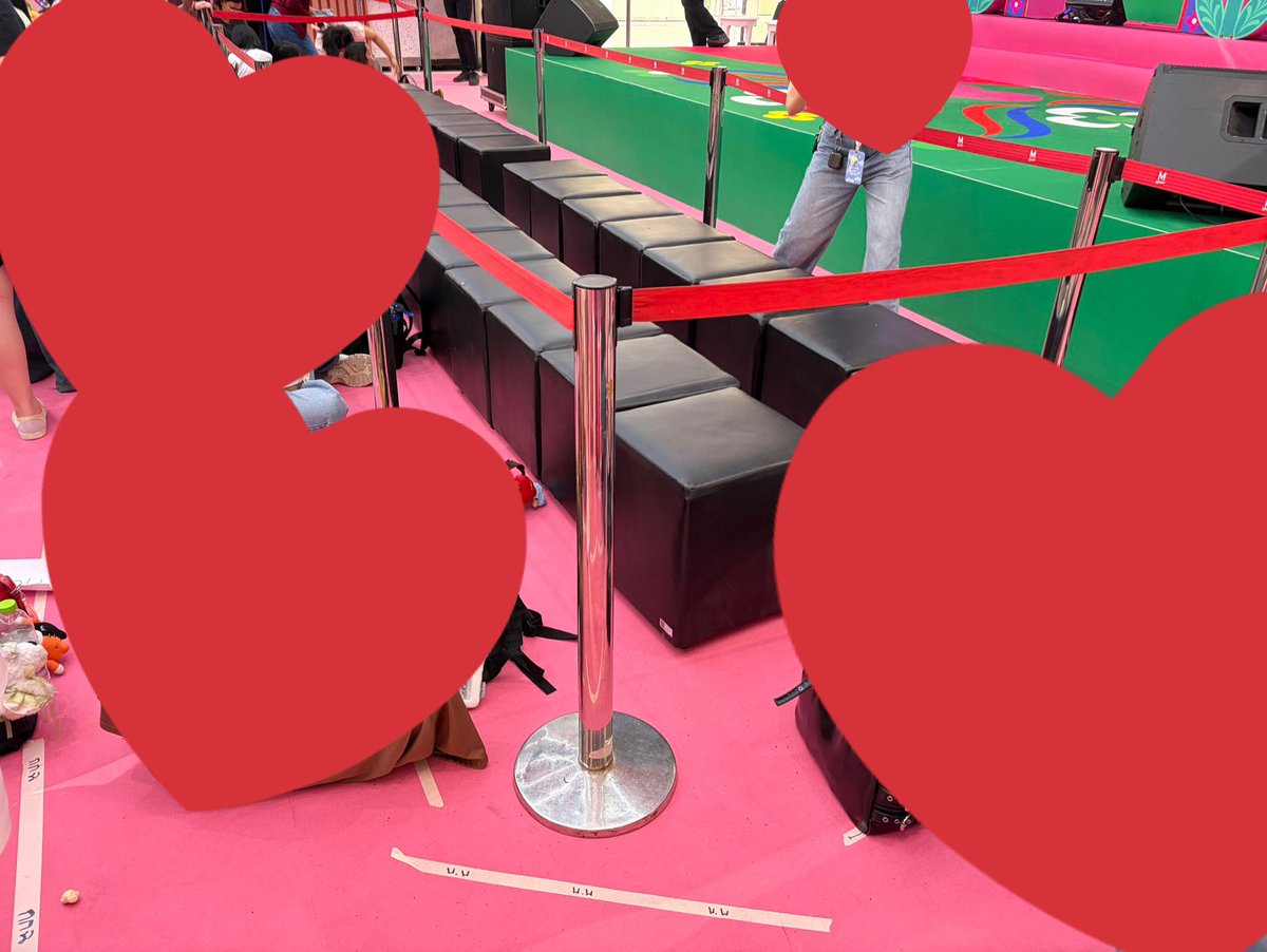 wernwern_SATs's tweet image. รีวิวงานเมื่อวาน ในพาร์ทของการจองที่
• สำหรับงานเมื่อวาน เราได้มีการจองที่ไว้ตามในรูปเลย ตรงมุมเสา ยืนได้ประมาณ 2คน เราก็ยืนกับพี่เราแค่ 2คนค่ะ ซึ่งตอนเรายืน เราก็คอยมองเส้นอยู่ตลอดว่า ได้มีการเลยเส้นไหม และเราก็ยืนอยู่ในที่ของตัวเองตลอดค่ะ  

***เทปที่เราใช้จอง…