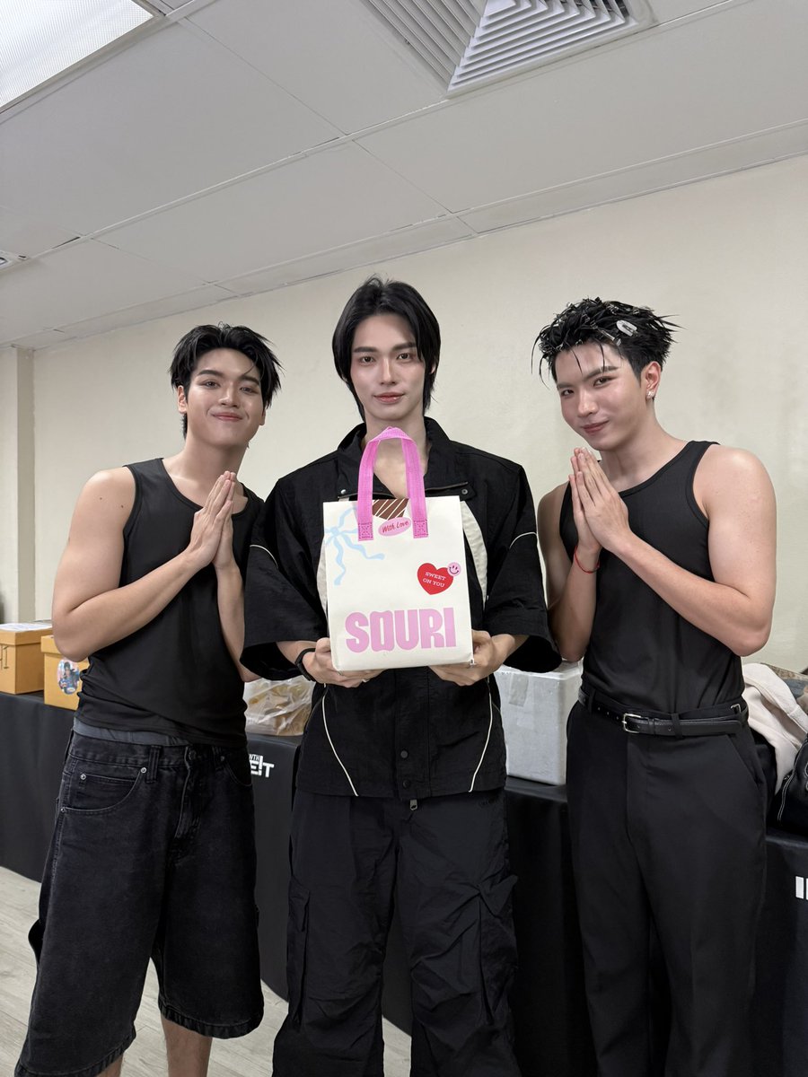 เป็นเกียรติอย่างยิ่งที่ผู้บอเดินมามอบกำลังใจให้ถึงที่ห้อง (ผมชอบกินซูรีมากครับแต่โควต้าอาทิตย์ละครั้ง) #RISERCONCERTD3