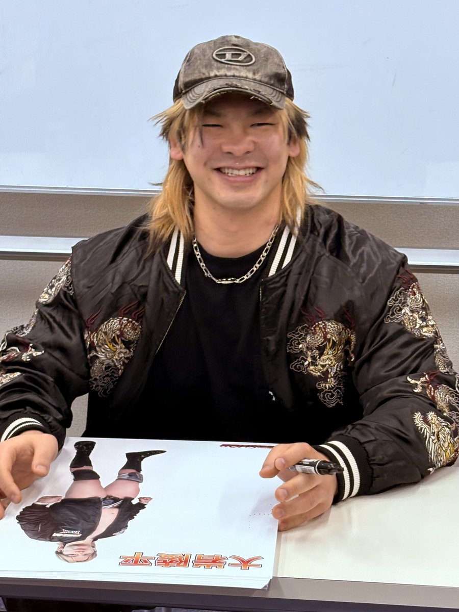KENTA_NA_01A07's tweet photo. #新日本プロレス #大岩陵平 選手サイン会に参戦してキター❗️
キラキラの笑顔で対応してくれて、会話の流れで2回握手してくれた♪🤝🤝
#THEGRIP
#TMDK
#njpw
#闘魂SHOP https://t.co/lDfGenRuBD