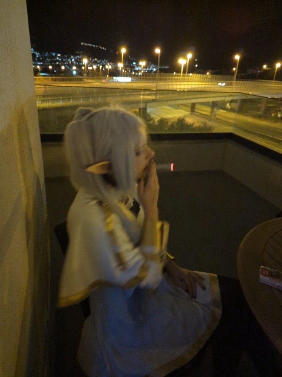 喫煙所にいた渋いフリーレン見て