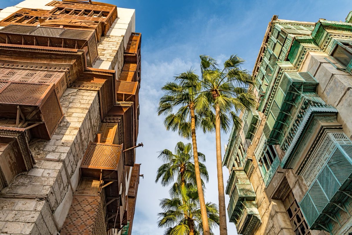 من عروس البحر الأحمر وبوابة الحرمين تبدأ رحلةٌ تتكامل فيها وجهات المملكة​
ففي كل وجهة، يجد الزائر كنوزًا تاريخية وثقافية وطبيعية، وتجارب استثنائية نسعى لتعريف ضيوفنا بها لتكون إضافاتٍ تُثري رحلتهم خلال شهر رمضان المبارك. ونستهل رحلتنا إلى منطقتي مكة المكرمة والمدينة المنوّرة من