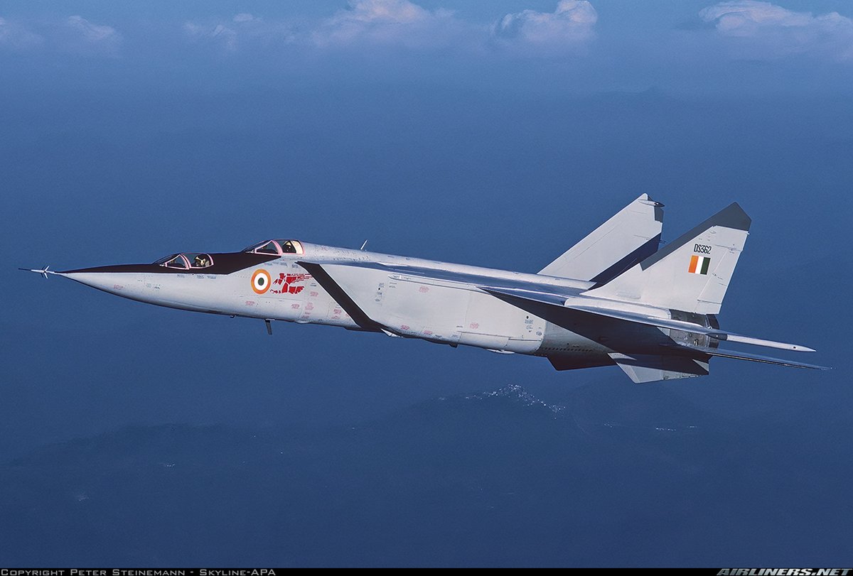 🇮🇳 An Indian Air Force MiG-25RU trainer (DS362) from No. 102 Squadron, "Trisonics," in flight over northern India, October 1990.

(📸/Peter Steinemann)