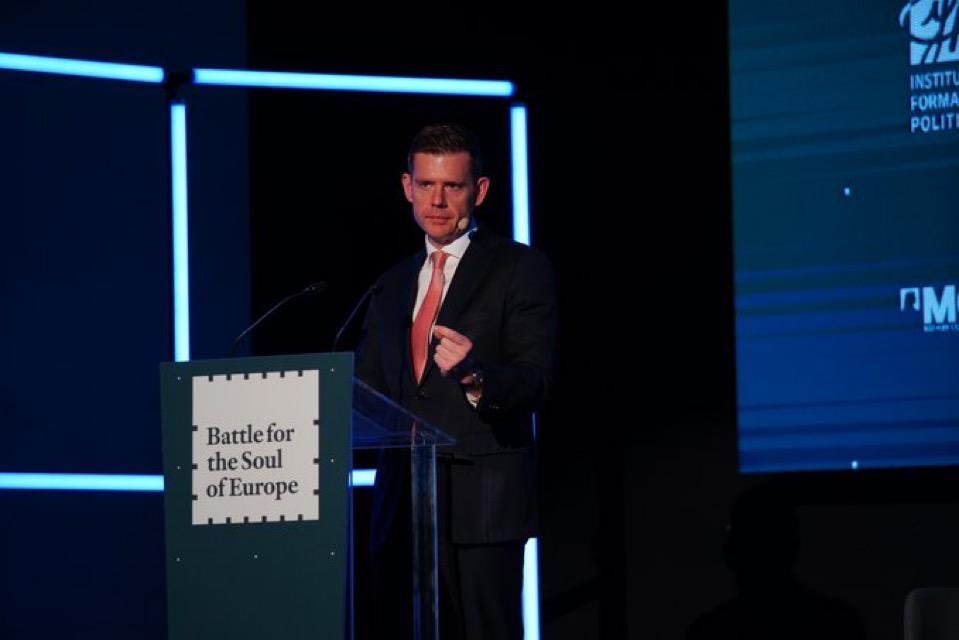 A vote for <a href="/GoodwinMJ/">Matt Goodwin</a> is a vote for the politics and money of the far-right in the US and Europe.

Vox in Spain, Bannon in the US, Orban in Hungary. Goodwin admires them all.

#GortonDentonByElection