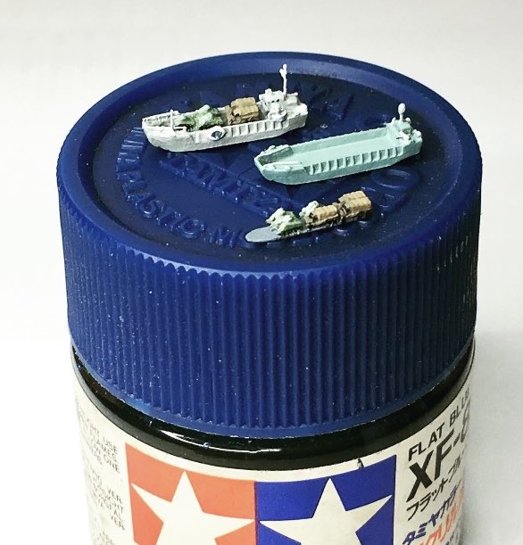 Micromodeler's tweet photo. １／2400   USN   LCT
アメリカ海軍　上陸用舟艇(前期型)

上陸用車両も取り外し出来る様に一体型になってます。

#艦船模型 #スケールモデル #艦船 #ミニチュア模型 https://t.co/qk4f8RcxL4