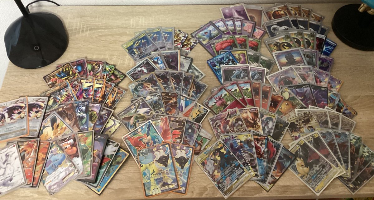 部屋の隅っこに眠ってたポケカ整理してレアそうなやつと強いやつだけ