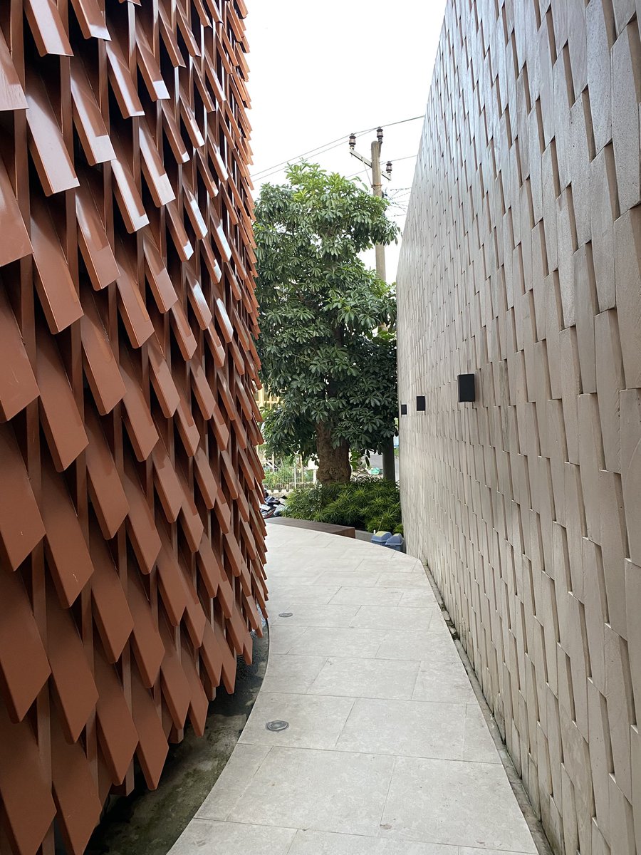 Salah satu masjid yang cakep dan ubinnya adem banget.