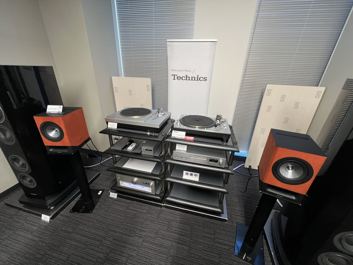 NationalYagata2's tweet photo. 2月14日、15日開催AUDIOFESTAINNAGOYA2026に行ってきました。テクニクスの新機種やさまざまなメーカーのスピーカーを見て聴いて来ました。
テクニクス新型レコードプレーヤーかっこよかったです。
#オーディオ
#まちのでんき
#ナショナルヤガタ https://t.co/yyMaGf25cW
