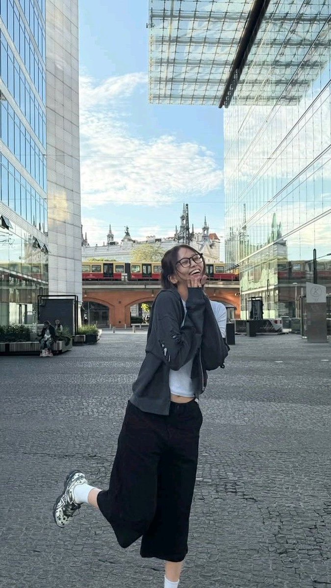 ⠀
⠀
📍Changi Airport, Singapore

Edisi; kalau orang dulu, tuntutlah ilmu sampai ke negeri seberang, gue sedang mencoba pilates sampai ke negeri seberang.
⠀
⠀