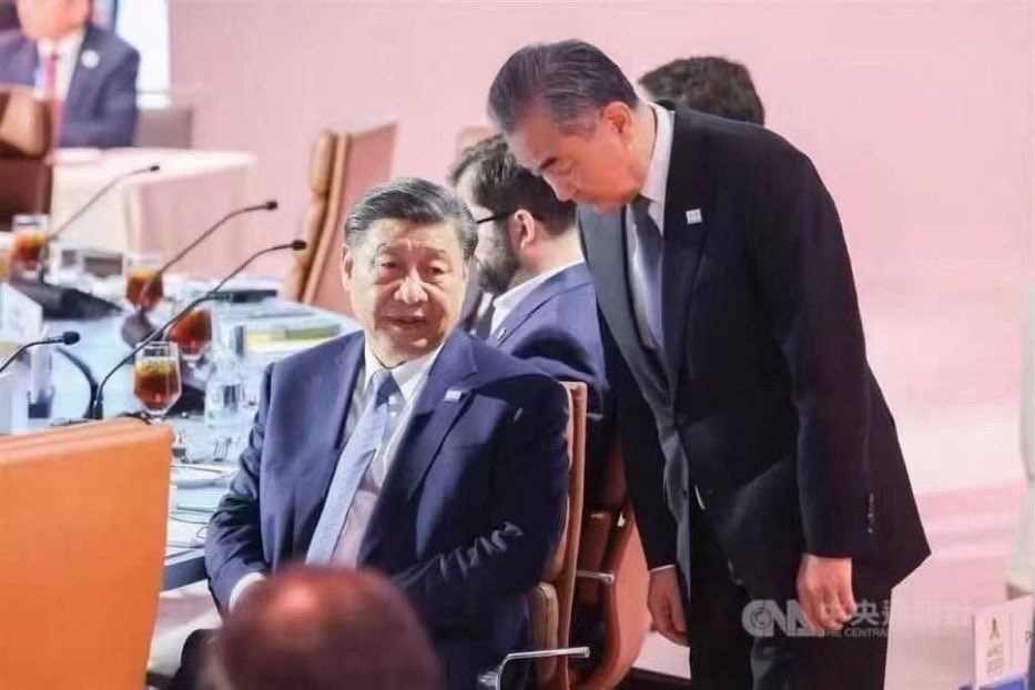 cskun1989's tweet photo. 王毅出席慕尼黑安全会议，再次露出战狼本相，痛斥日本领导人在台湾问题上的错误言论，暴露了日本“侵略殖民台湾的野心未泯、复活军国主义的阴魂不散”。王毅强调台湾是中国领土不可分割的一部分，日本作为曾经的殖民侵略者，最没有资格在台湾问题上指手画脚。

针对日本国内炒作“台湾有事就是日本有事”的论调，王毅发出了极为强硬的警告：警示日本人民不要再次被极右势力和极端思潮所蒙蔽裹挟。警示日本政府 “如果要走回头路，那是自取灭亡；如果要再赌一次，只会败得更快、输得更惨！”

王毅早期以日本大使身份为人所熟知，那时的王毅形象温文尔雅，极具“儒将”风范。自从碰到习近平，王毅就完全换了一副嘴脸，70多岁的老人了，要弯下腰来也真不容易。