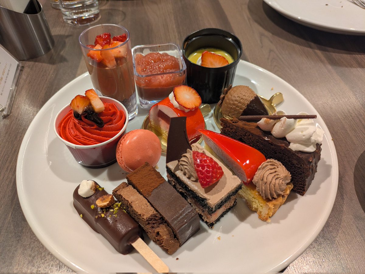 KitaguniGaular's tweet photo. 苺とチョコのビュフェ〜
おもい https://t.co/7yRUV7uTDs