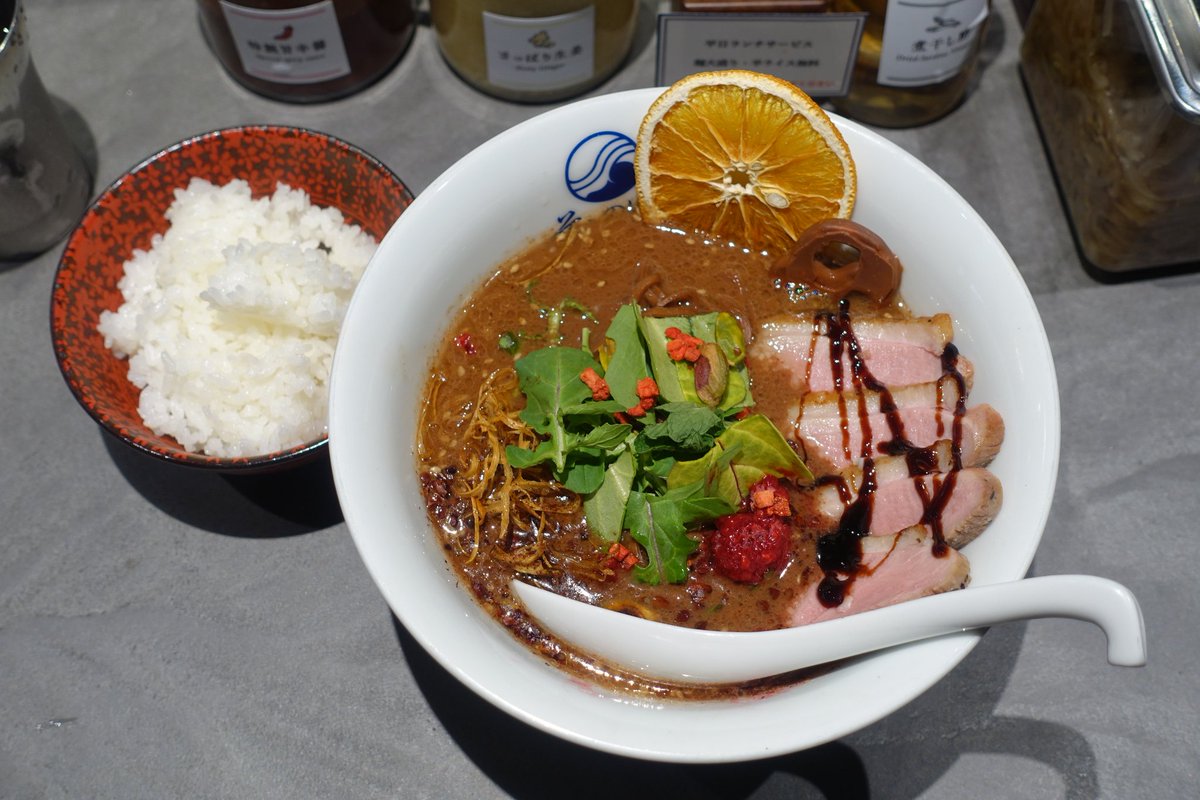 そらのいろ銀座本店のチョコレートの味噌ラーメン、ごはん
#そらのいろ銀座本店 #ソラノイロ #チョコレートの味噌ラーメン #チョコラーメン #銀座ラーメン instagram.com/p/DUxOKzMkx_3/