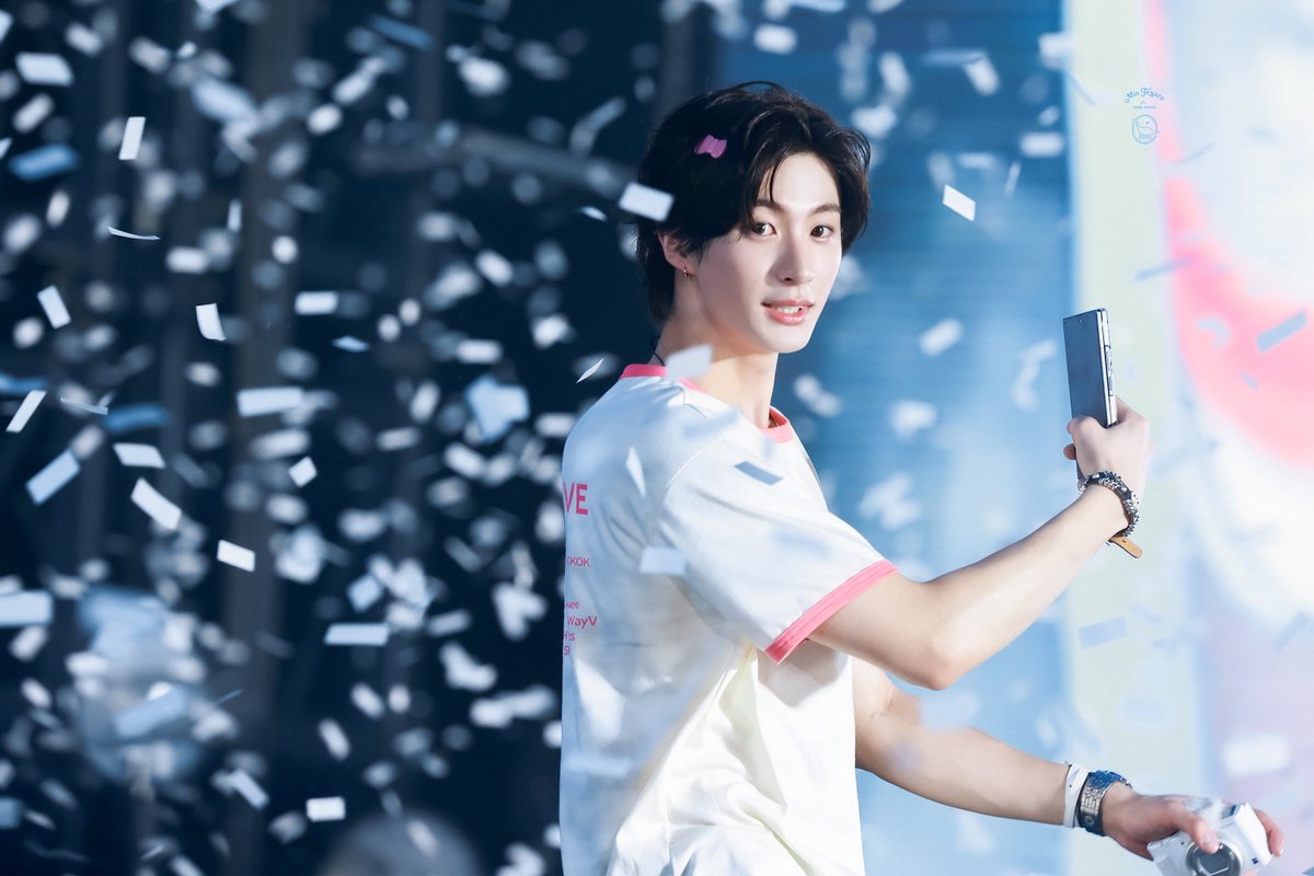 ราชมังเมื่อวานมีกี่หมื่นคนไม่รู้แต่นี่คือคนที่สวยที่สุด ดาวค้างฟ้ามากไม่มีใครเอานางลง ไปที่ไหนไม่สนแต่ถ้าที่นั่นมีนางคือนางสวยสุด จบ ควีน