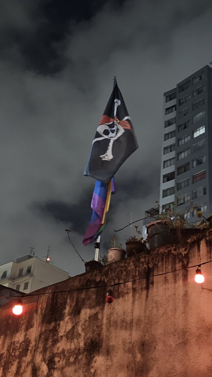 a balada q eu to com uma bandeira gay e uma pirata ateez ta em todas as coisas mesmo
