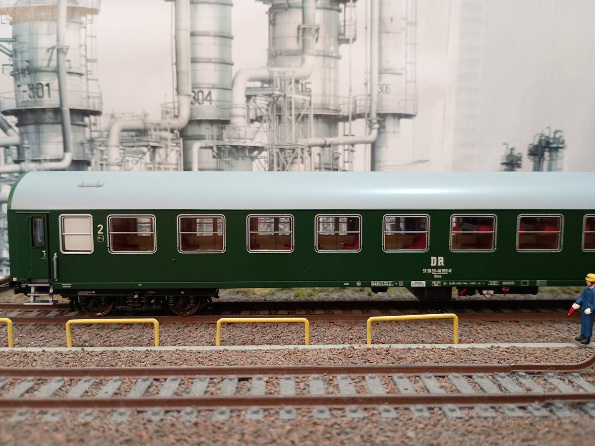 Yochan_Bahn's tweet photo. 東独のクシェット
奥事案で少し前に回送されてきていましたが、若干の補修とパーツ取り寄せが必要だったところ、本日無事に施工完了となり記念撮影。古き良き時代の雰囲気が漂います!
DR Bcme (Couchette)
(Roco 64148A)
#進撃の独鉄
#欧州型H0よ
#night_train_Collection
#鉄道模型
#HOゲージ https://t.co/Xld3yCN5vd