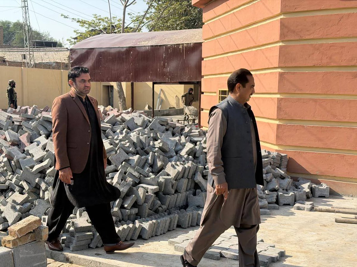 DCTankKP's tweet photo. #صوبائی_حکومت_کا_عوامی_ایجنڈا 
  ڈپٹی کمشنر ٹانک جناب تنویر خان نے اسسٹنٹ کمشنر جمشید عالم خان کے ہمراہ ٹانک سٹی میں واٹر اسٹوریج ٹینک اور زیرِ تعمیر واٹر سپلائی اسکیموں کا دورہ کیا۔
دورے کے دوران جاری ترقیاتی کاموں کا معائنہ کیا گیا، معیار اور رفتار کا جائزہ لیا گیا. https://t.co/drIEdRB1dz