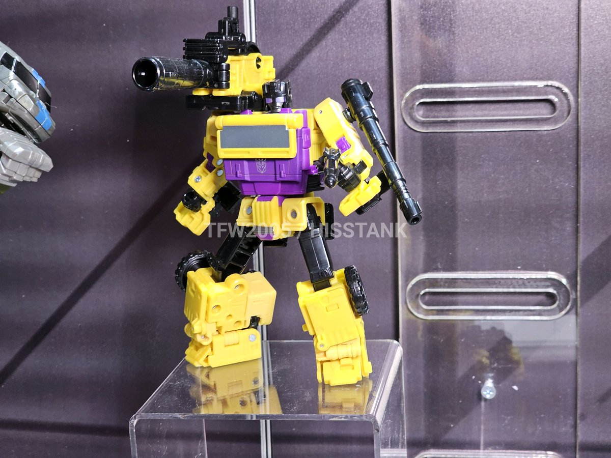 TFHypeGuy's tweet image. AOTP Swindle Shots at NYTF!

Figure is looking pretty nice man gotta say.

Bit of a pinhead but it's alright, excited to get him