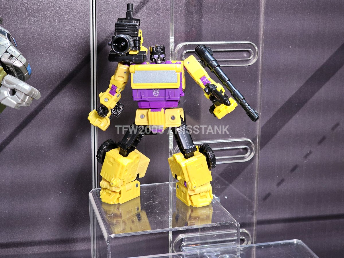 TFHypeGuy's tweet image. AOTP Swindle Shots at NYTF!

Figure is looking pretty nice man gotta say.

Bit of a pinhead but it's alright, excited to get him