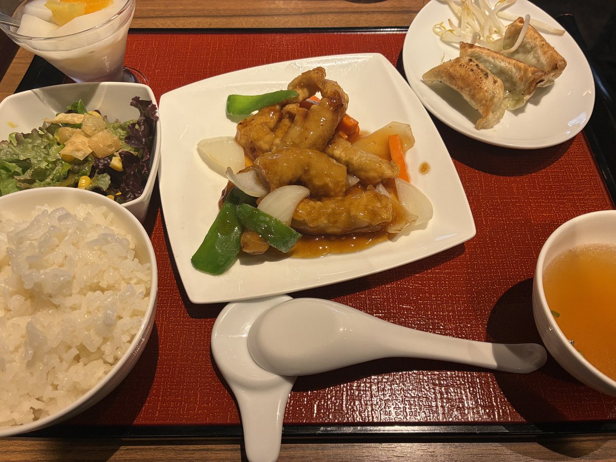 浜松シティマラソンでハーフを走ってきました。3週間後の静岡マラソンに向けてマラソンペースで走ってみた。体力的には余裕があったが、右のアキレス腱がピキピキ言ってたので痛くはないけど安静にしとかないとね。
青森りんごと浜松餃子。