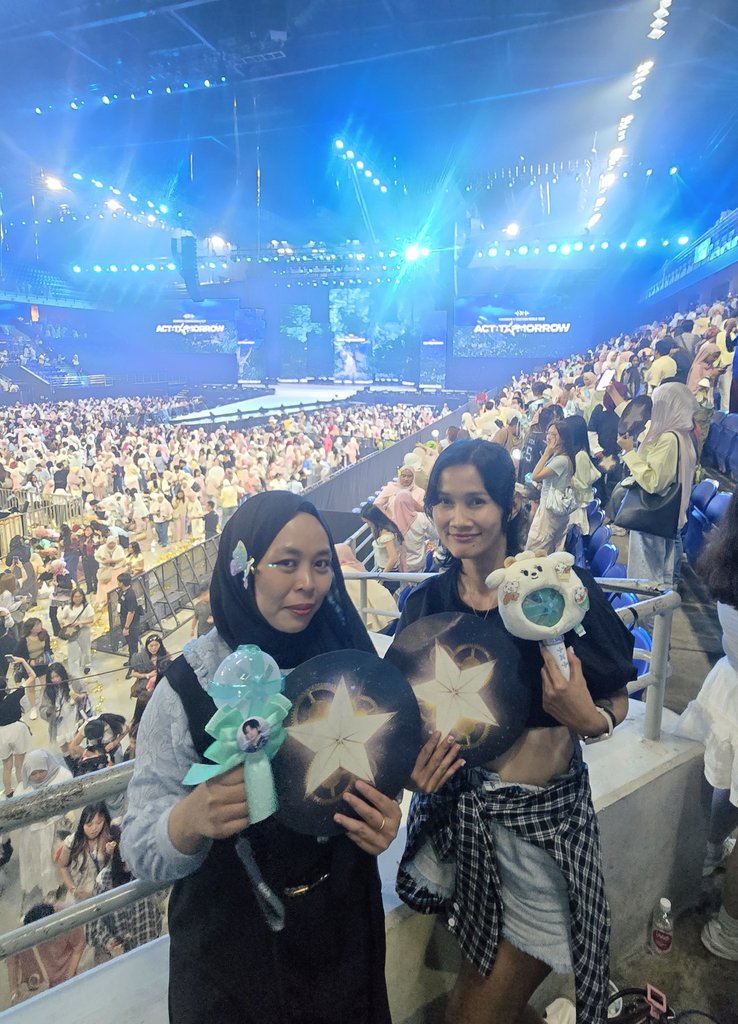 mbakgyu's tweet photo. Teman duduk waktu konser KL kmarin.. IKAAAAAAA.. @myungmoa 
Aman.. kali ini dia ga nangis.. 😆 https://t.co/QHdNDYp0jy