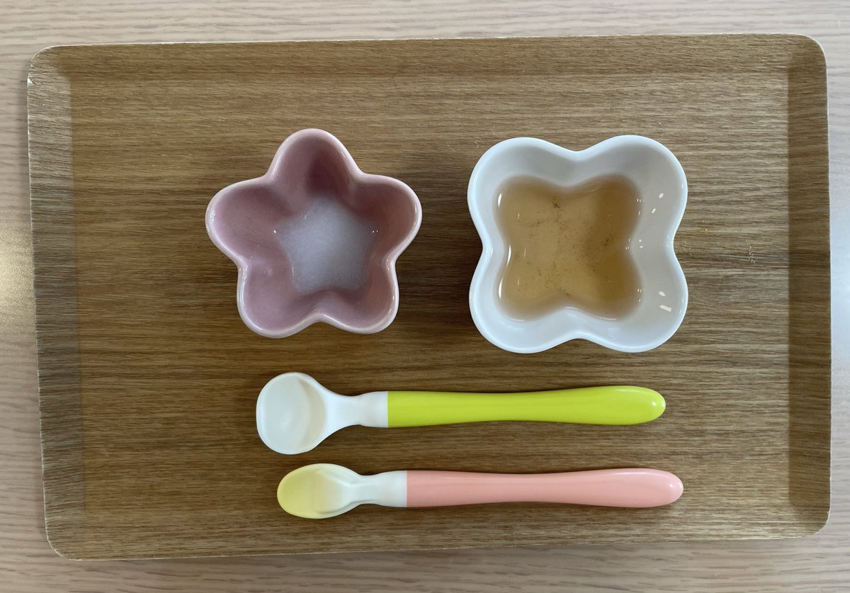 marupon0224's tweet photo. 5ヶ月になったので離乳食スタート！
1日目☀️
薄めたノンカフェインほうじ茶をミルク飲むみたいな口の動きでぐびぐび、10倍がゆをもむもむ食べたよ~
かわいすぎる！
その後吐き戻し多いんだけど、胃腸がびっくりした？？それともうつ伏せが多かったから…？？？ https://t.co/JnLqrNJBIE