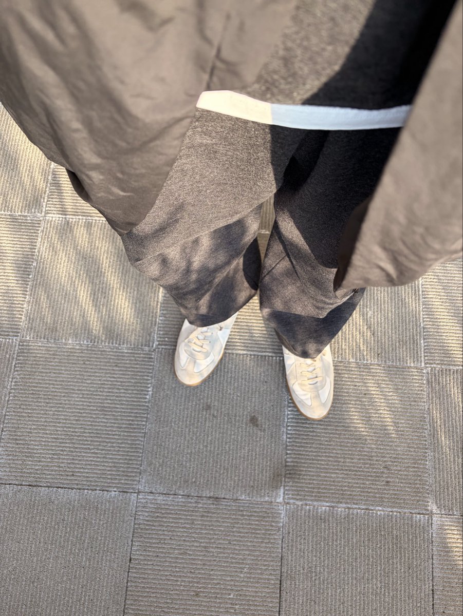 最近COMOLIのスウェット上下ばっか着てる