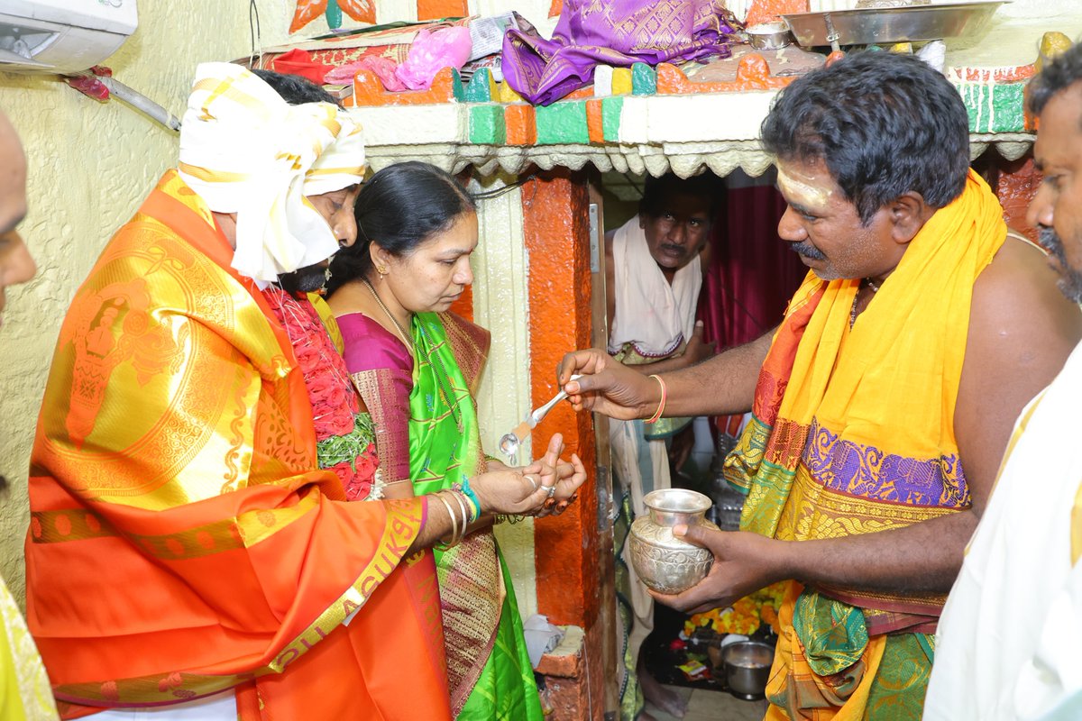 మహాశివరాత్రి పర్వదినాన్ని పురస్కరించుకుని రెంటచింతల మండలం, సత్రశాలలో కొలువుదీరిన శ్రీ గంగా భ్రమరాంబ సమేత శ్రీ మల్లికార్జున స్వామి వారిని నా ధర్మపత్ని శోభారాణి గారి సమేతంగా దర్శించుకుని, ప్రత్యేక పూజలు నిర్వహించడం జరిగినది..!

#HappyMahaShivratri #MacherlaMLAJulakanti