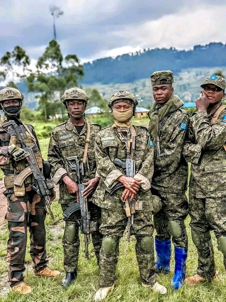 Uniformes des FARDC Vert, sable ou bleu, chaque tenue raconte un combat. Sous chaque tissu bat le même cœur : celui du Congo debout. Qu’il soit en forêt, sous le soleil ou en mission, le soldat congolais ne change pas d’âme. Il porte l’uniforme, mais c’est la patrie qui le porte