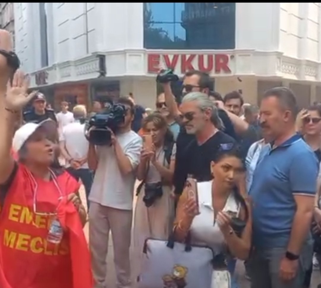 MİLLETVEKİLİ OLMAK İÇİN NEDEN BU KADAR ÇIRPINILDIĞINI ARTIK ÇOK NET GÖRÜYORUZ…
SENİN İÇİN DEĞİL EMEKLİ EMEKÇİ İŞÇİ KARDEŞİM... 
1️⃣ MAAŞ
Milletvekili:
≈ 273.000 TL maaş
%50 yolluk
Çifte maaş hakkı
Bir dönem Meclis → Ömür boyu yüksek gelir.
#Emekli:
29_30 yıl çalışma.
Primini