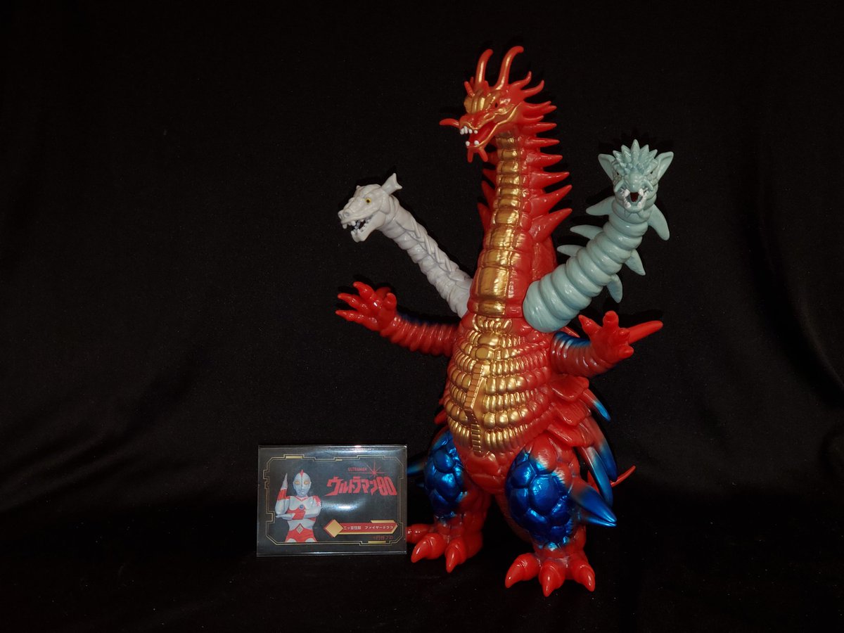 KamenSunder's tweet photo. 今日の戦利品
#Y_MSF さんのファイヤードラコ、無事アメリカに到着ッ
さすが「80」の中でも指折りの巨体を誇る大怪獣で、今回のソフビもそのサイズに合間るビッグサイズしようとなってます
三つ首はそれぞれ別バーツ構成で、かなり豪華な一商品になってます
シリーズ今後の展開も楽しみにしています! https://t.co/xLHDDuTeKM