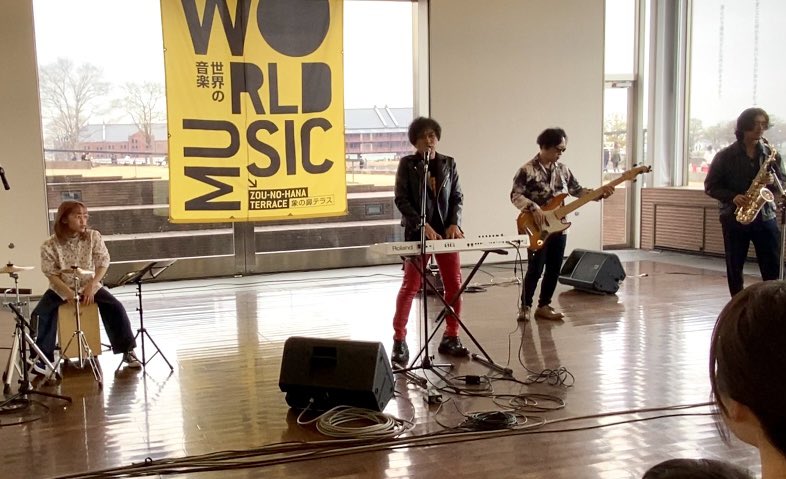 Maco_top's tweet photo. ♫Maco's Kitchen
2/14 ZOU-NO-HANA WORLD MUSIC ’26

観覧いただいた皆様
有難うございました！

ガラス張りの目の前に
横浜の海が広がる会場
満席の温かい笑顔と手拍子に包まれ
気持ちよく演奏できました！

per.Azusaさんのキレキレのプレイも冴えまくり！
スタッフの皆様の細やかな対応にも感謝 https://t.co/gNRJJGqdUO