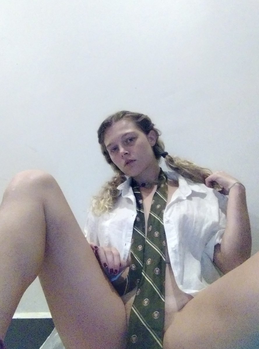 Deine Zunge auf meinen feuchten Lippen macht mich schon jetzt zu deinem Spielzeug 💋🔥 sag was du zuerst reibst + like wenn du mich sofort holen willst + dm deine schmutzigste Idee 😈💦 xnprofil.com/martina 😊 exklusiv