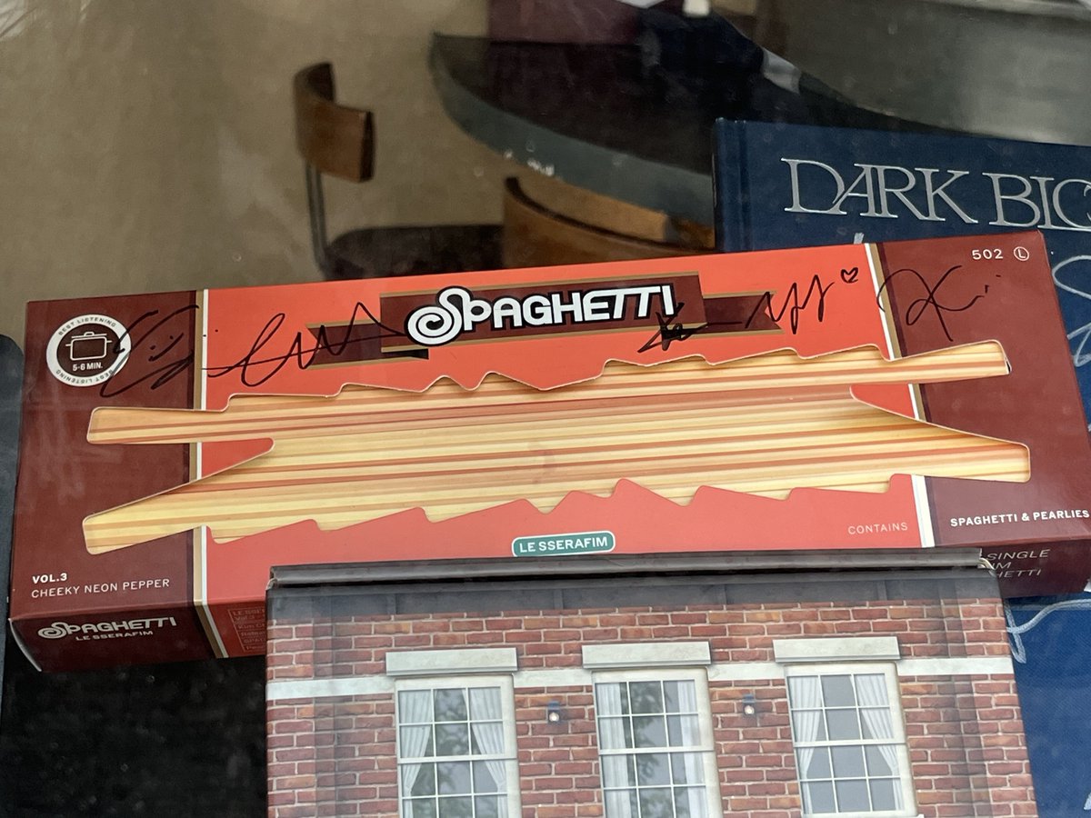 finding le sserafim’s signature &amp; autographs at random restaurants in seoul is like catching a pokémon