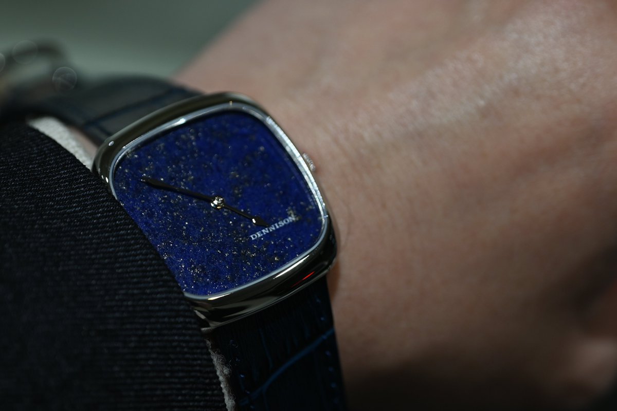 深い青に、星のような金色が浮かぶ。 天然石ラピスラズリ文字盤は、光