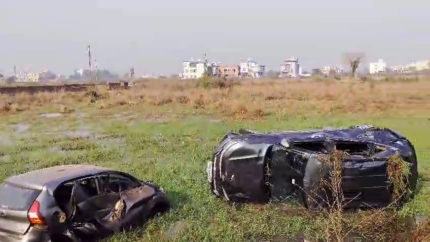 DharitriLive1's tweet photo. -ଭୁବନେଶ୍ୱର ଇନ୍ଫୋଭ୍ୟାଲି ଥାନା ମଦନପୁର ଅଞ୍ଚଳ ଗୋହିରା ଛକରେ ଦୁର୍ଘଟଣା
-୨ଟି କାର୍ ଓ ସ୍କୁଟି ମୁହାଁମୁହିଁ ଧକ୍କାରେ ୬ ଜଣ ଗୁରୁତର
-ଦୁର୍ଘଟଣା ପରେ ୨ଟି କାର୍ ବିଲ ଭିତରେ ଖସି ପଡ଼ିଥିଲା
-ସମସ୍ତ ଗୁରୁତରଙ୍କୁ ଉଦ୍ଧାର କରି ମେଡିକାଲ୍ରେ ଭର୍ତ୍ତି କଲା ପୋଲିସ
#RoadAccident #Infovalley #GohiraChhak #Bhubaneswar #Odisha #Dharitri
📲 Follow Dharitri – Odisha’s No.1 Odia Daily 📰✨