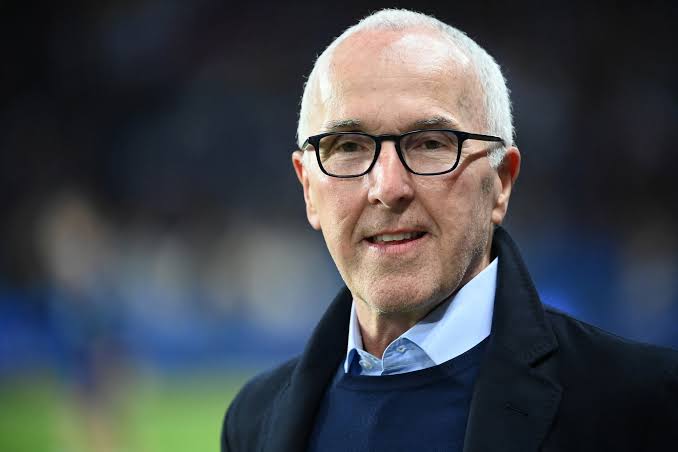 Frank McCourt n'a pas tout réussi mais il a toujours réinvesti de l'argent même quand les finances étaient dans le rouge. 

Il a toujours donné les moyens pour que l'OM soit un grand club. 

Franchement, il n'y a pas grand-chose à lui reprocher. 

#TeamOM #OMRCSA