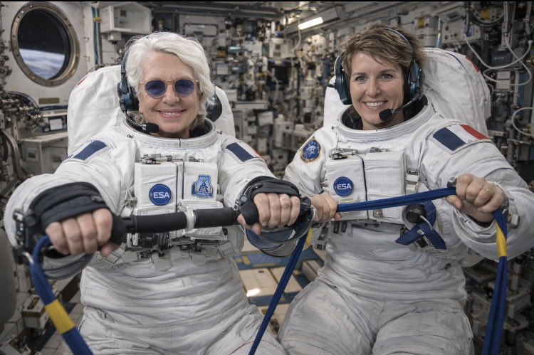 VillleDe's tweet photo. Et voilà un petit cours de #gym dans l’espace avec #sophieadenot #iss https://t.co/nB0ZyZjSLd