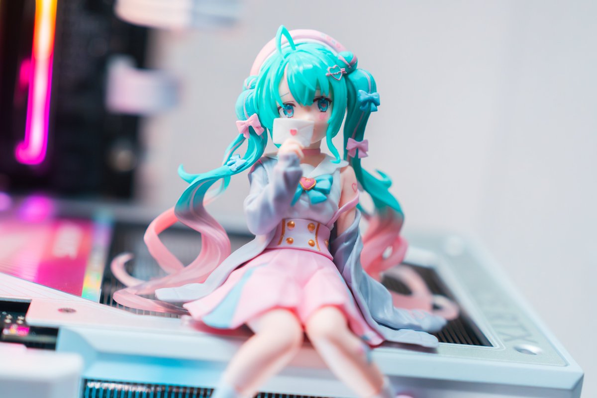 dekabries's tweet photo. random 4am shopping and now I have a miku~ https://t.co/auqT7Yr7x3