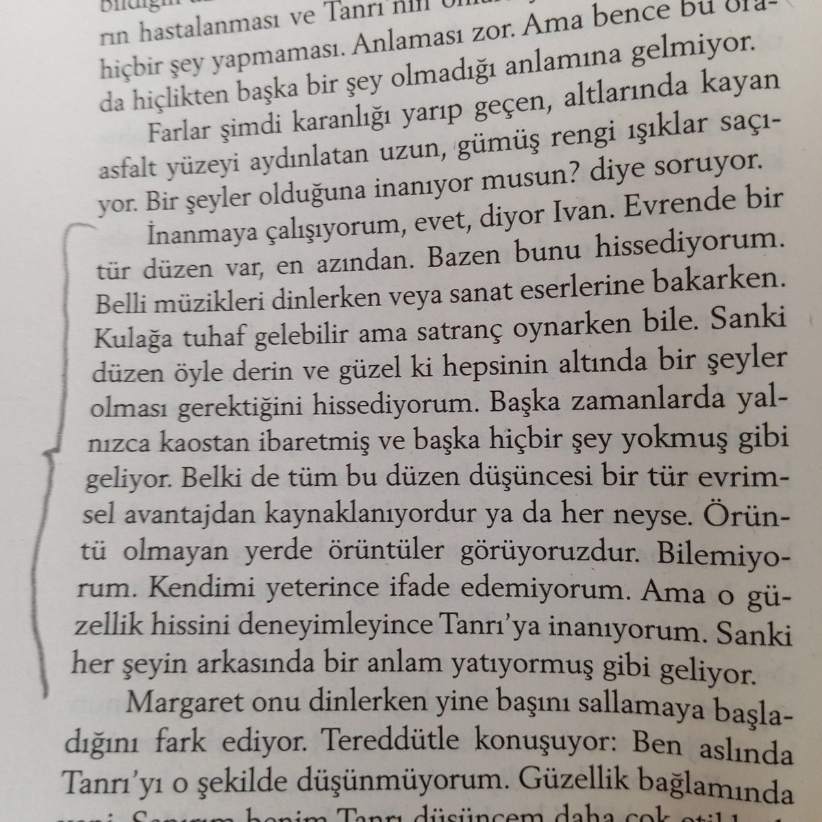 Romanın adı olan İntermezzo, roman kahramanı İvan tarafından böyle dillendirilmiş gibi geldi bana. Olaylar iki kardeş tarafından aktarılıyor. Bitirdiğimde genel bir değerlendirme yapabilirim. İyi okumalar.