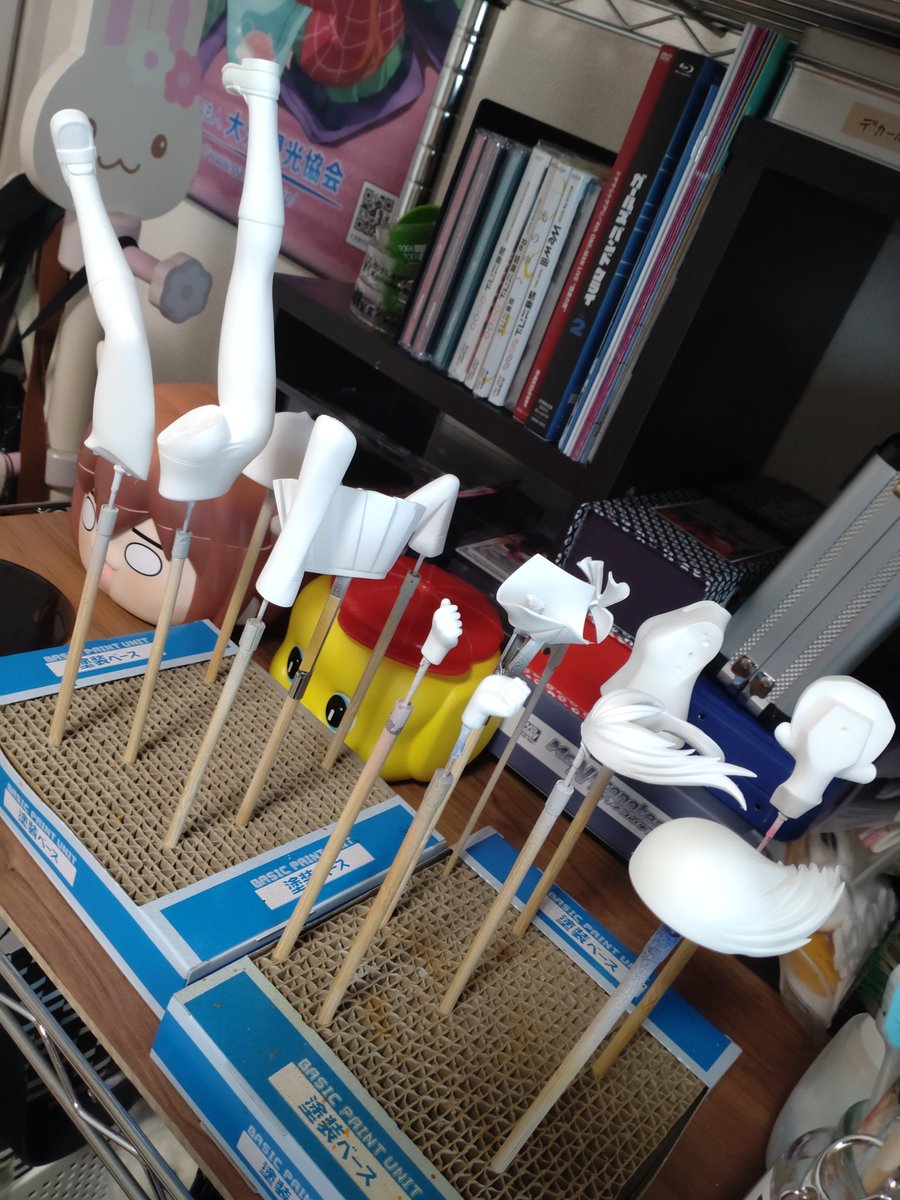 mintfizz's tweet image. 離型剤はがして、プライマー吹いて、白サフ吹いた。