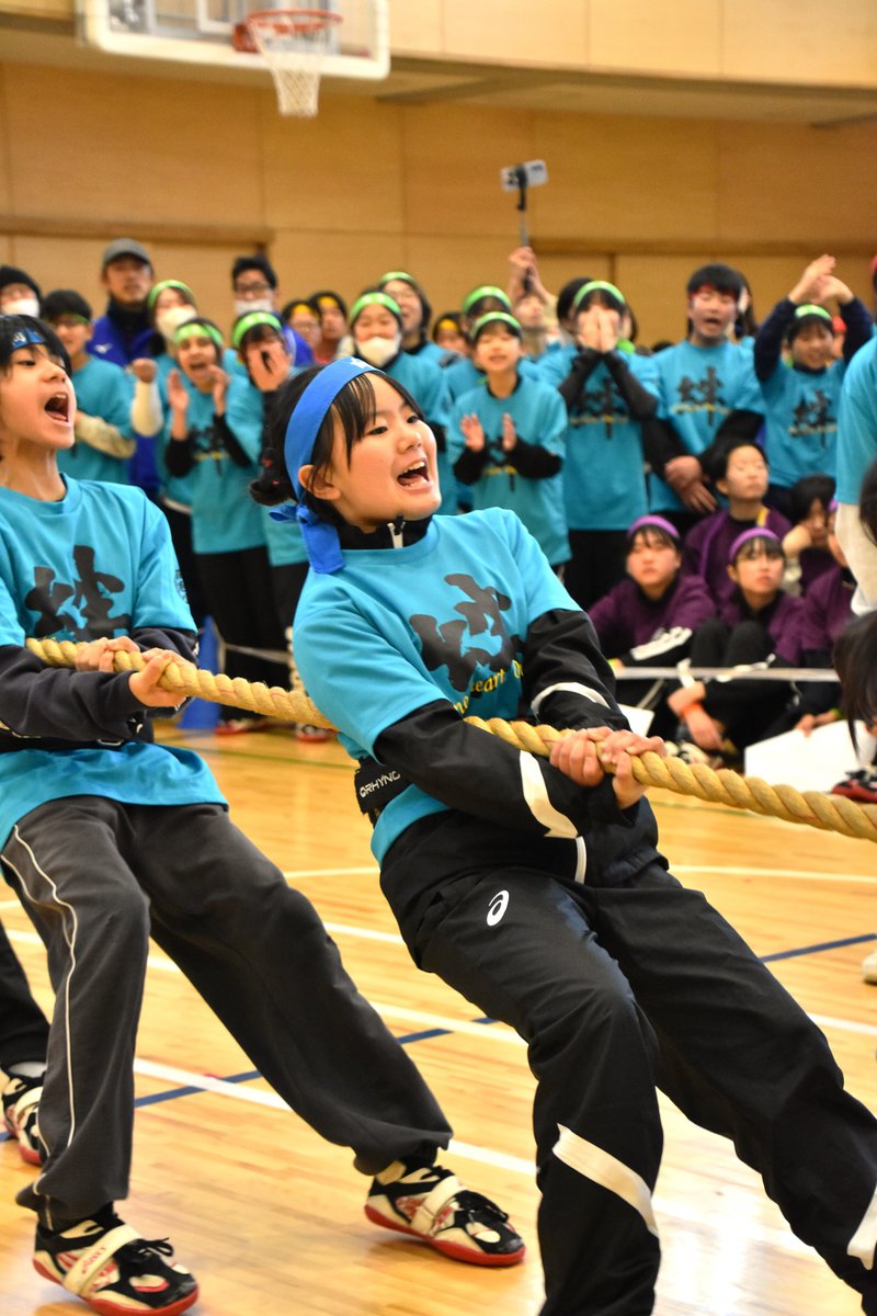 本日、およそ300人の小学生が挑む綱引き大会が開催されました。
力を尽くす表情、歓声、悔し涙、仲間を思う笑顔——どれも胸に残る一日でした。
#成田 #小学校 #綱引き #全力