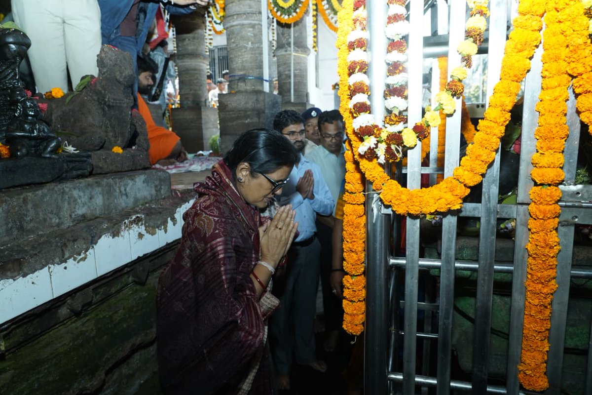 PravatiPOdisha's tweet image. ଆଜି ପବିତ୍ର ମହାଶିବରାତ୍ରି ଅବସରରେ କପିଳାସ ପର୍ବତରେ ବିଜେ ବାବା ଚନ୍ଦ୍ରଶେଖରଙ୍କ ଦର୍ଶନ କରିବା ସହ ଓଡ଼ିଶାବାସୀଙ୍କ କଲ୍ୟାଣ ପାଇଁ ପ୍ରାର୍ଥନା କଲି ।  ପ୍ରଭୁ ଚନ୍ଦ୍ରଶେଖରଙ୍କ କୃପାରୁ ସମସ୍ତଙ୍କ ଜୀବନ ସୁଖ, ଶାନ୍ତି ଓ ସମୃଦ୍ଧିରେ ପରିପୂର୍ଣ୍ଣ ହେଉ। #Dhenkanal #Kapilas #OdishaTourism 
@_KrushnaChPatra