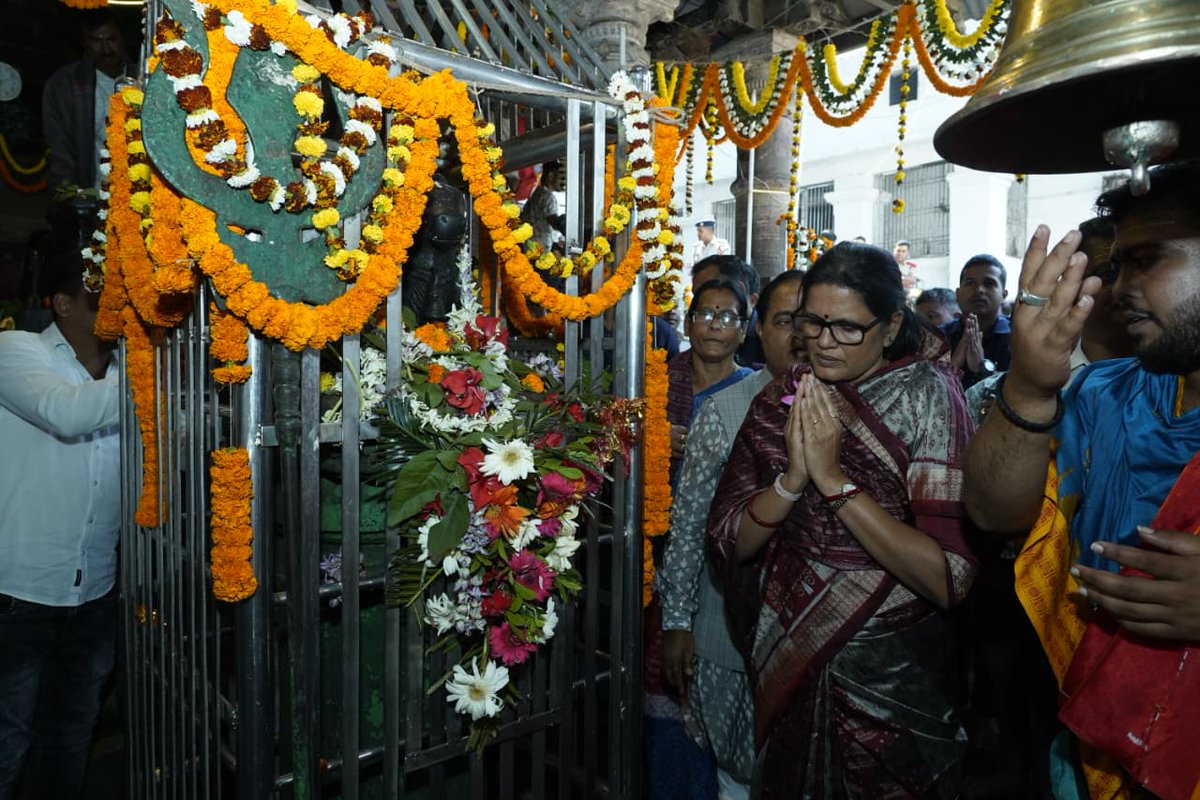 PravatiPOdisha's tweet image. ଆଜି ପବିତ୍ର ମହାଶିବରାତ୍ରି ଅବସରରେ କପିଳାସ ପର୍ବତରେ ବିଜେ ବାବା ଚନ୍ଦ୍ରଶେଖରଙ୍କ ଦର୍ଶନ କରିବା ସହ ଓଡ଼ିଶାବାସୀଙ୍କ କଲ୍ୟାଣ ପାଇଁ ପ୍ରାର୍ଥନା କଲି ।  ପ୍ରଭୁ ଚନ୍ଦ୍ରଶେଖରଙ୍କ କୃପାରୁ ସମସ୍ତଙ୍କ ଜୀବନ ସୁଖ, ଶାନ୍ତି ଓ ସମୃଦ୍ଧିରେ ପରିପୂର୍ଣ୍ଣ ହେଉ। #Dhenkanal #Kapilas #OdishaTourism 
@_KrushnaChPatra