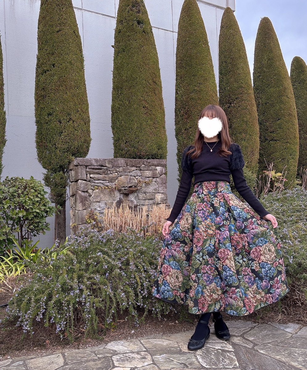 ゴブラン卸しました💐
黒地に花柄が映える💕
パニエも履けるしコーデ幅の広いスカートね✨