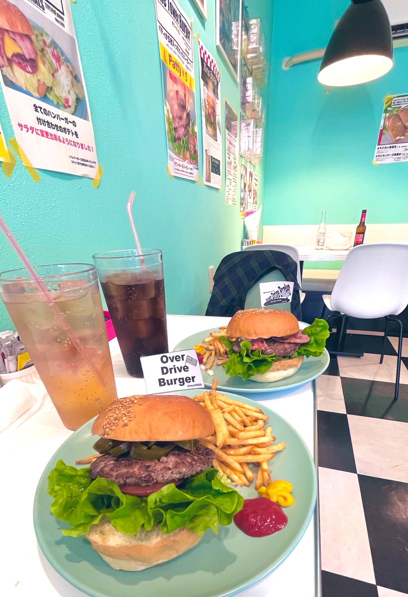 ROUTE66_a3's tweet photo. ずっと気になっていたハンバーガー屋さんに行ってきた✨バーガー美味しかったです
アメリカンダイナーな店内も可愛い🍔😍🇺🇸

#OverDriveBurger https://t.co/sok8bygJ2K