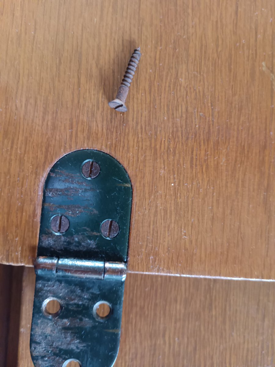 ここでミス。天板のネジが欠品してたから、机の引き出しに転がってた