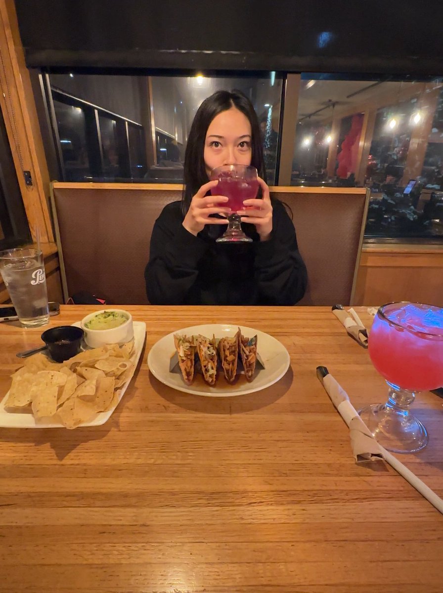 nyxfps's tweet photo. valentines applebees munchies :3

LOOK AT HOW HOT SHE LOOKS W HER LITTLE DRINKY

MWAHMWAHMWAH https://t.co/fhY8bGqP6h