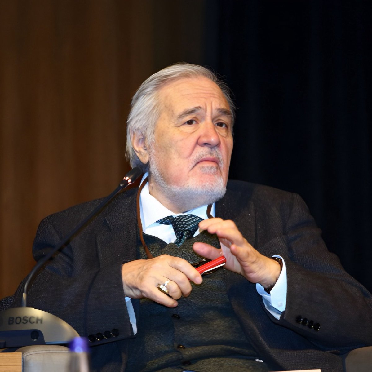 İlber Ortaylı: “Pazar gecesi aniden fenalaştım; hemşireler hemen beni kurtarmak için seferber oldular.

Zaman makinesine binebilsem Gazi Paşa’ya telgraf çekeceğim; ‘Paşam, dört Türk kadını ihtiyar moruk profesörü kurtardı. İnkılaplar hedefine varmıştır.’”