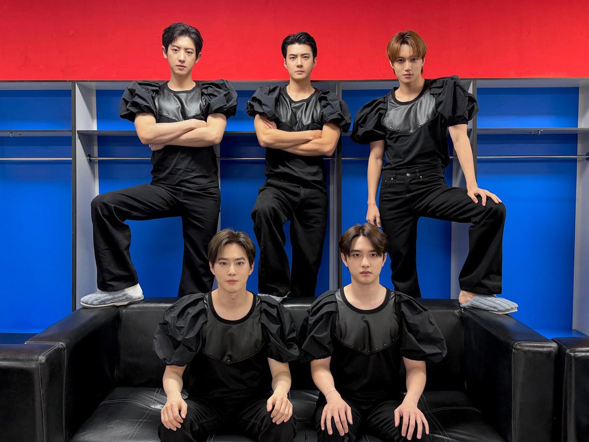 ชุดในตำนานของคยองซู เพราะน้อง crown ได้ที่ 1 เราเลยได้เห็นทุกคนใส่ชุดเจ้าหญิง5555555 ทำตามสัญญาละ